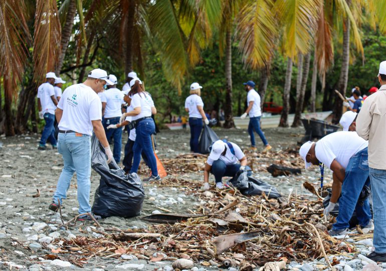 Colaboradores de Punta Catalina retiran desechos sólidos de playa