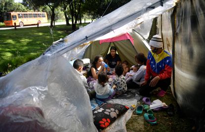 "El cuello de botella" de miles de venezolanos en Colombia en su ruta a EEUU