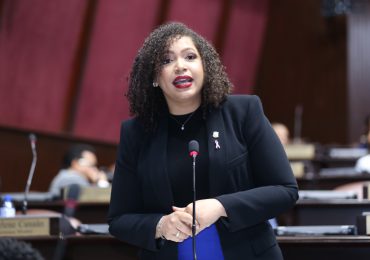 Juliana O'neal denuncia persisten problemas con los medicamentos de alto costo y falta de apoyo a casas de acogida