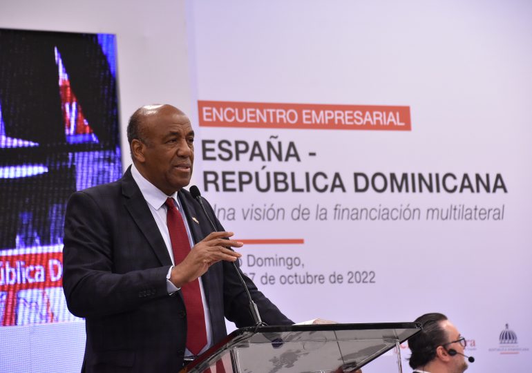 Ministro Almonte aboga por inversión privada para desarrollo energía renovable