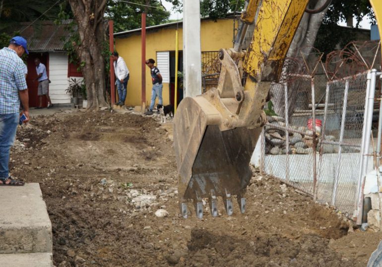 Alcaldía Santiago inicia trabajos vaciado en hormigón del callejón de la 23 en Villa Liberación