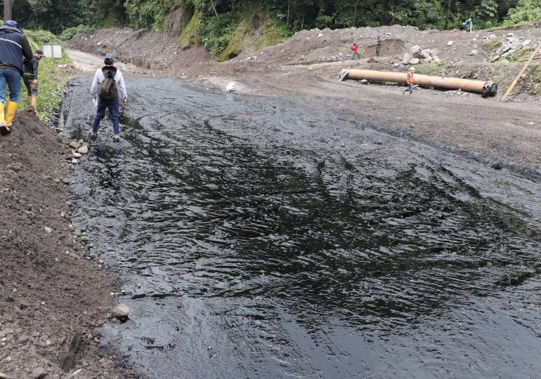 Derrame de petróleo contamina río de Amazonía ecuatoriana