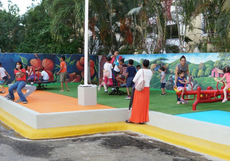 Abel Martínez entregó parque infantil y un proyecto de contenes y badenes en dos comunidades