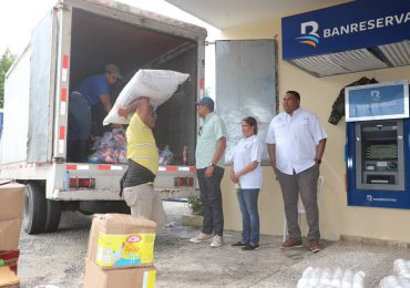 Eddy Alcántara dice Gobierno moviliza toneladas de materiales y alimentos para ayudar a familias afectadas por Fiona