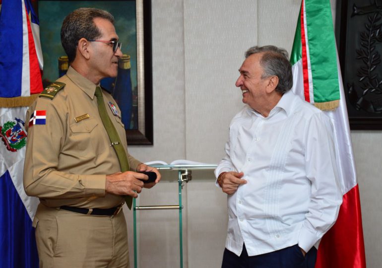 Ministro de Defensa recibe visita del Embajador de México en RD