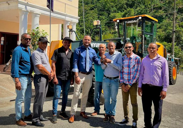 Gobierno dona equipos pesados al Ayuntamiento de Los Cacaos