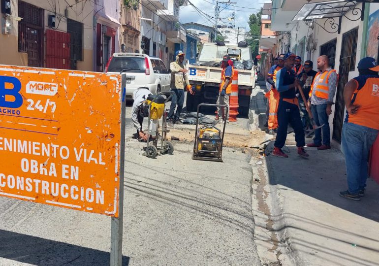 Tras denuncia presenta por RCNoticias Obras Públicas asfalta hoyo en Ciudad Colonial