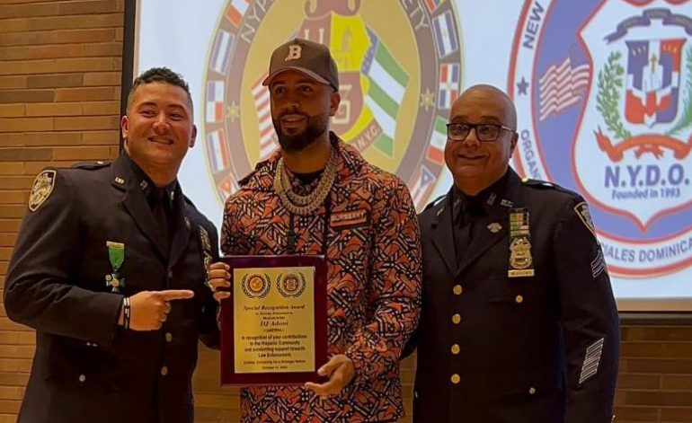 Video | Policía de NY otorga reconocimiento a DJ Adonis