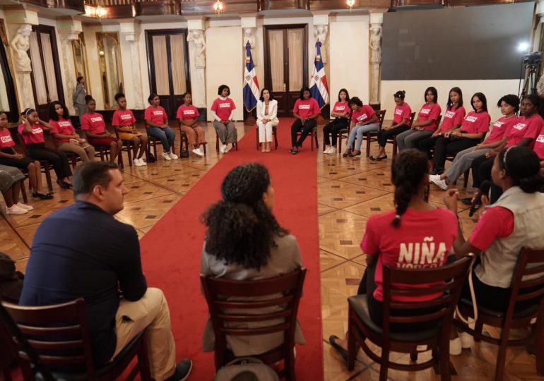 Primera dama recibe a 30 niñas de San Juan, Barahona y Azua en el Palacio Nacional