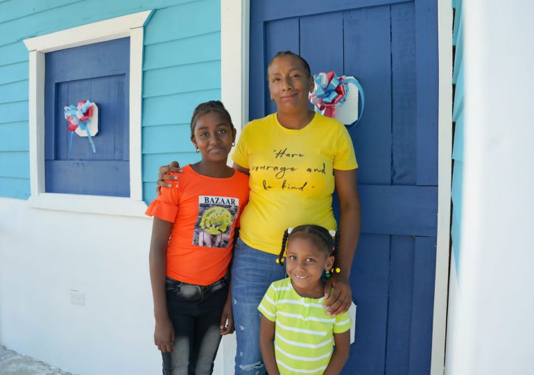 MIVED y Sur Futuro cumplen sueño de casa propia a 20 familias