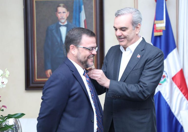 Presidente Abinader concede nacionalidad a actual senador por Nueva York, Luis Sepúlveda
