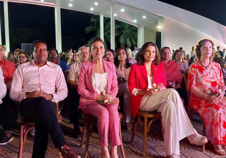 VIDEO| Carolina Mejía enciende luces rosadas en monumentos para crear consciencia sobre el cáncer de mama