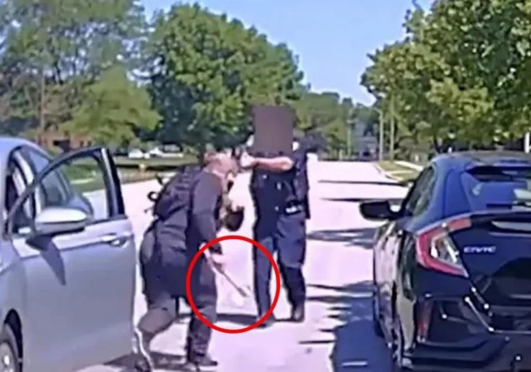 Video | Policía de Chicago dispara a hombre que corría hacia él con un hacha