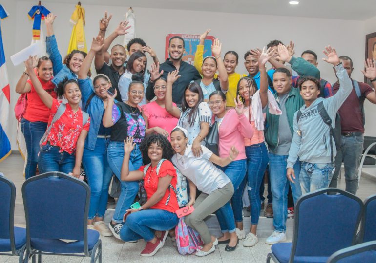 Ministerio Juventud y UCATEBA firman convenio para beneficiar estudiantes en Barahona