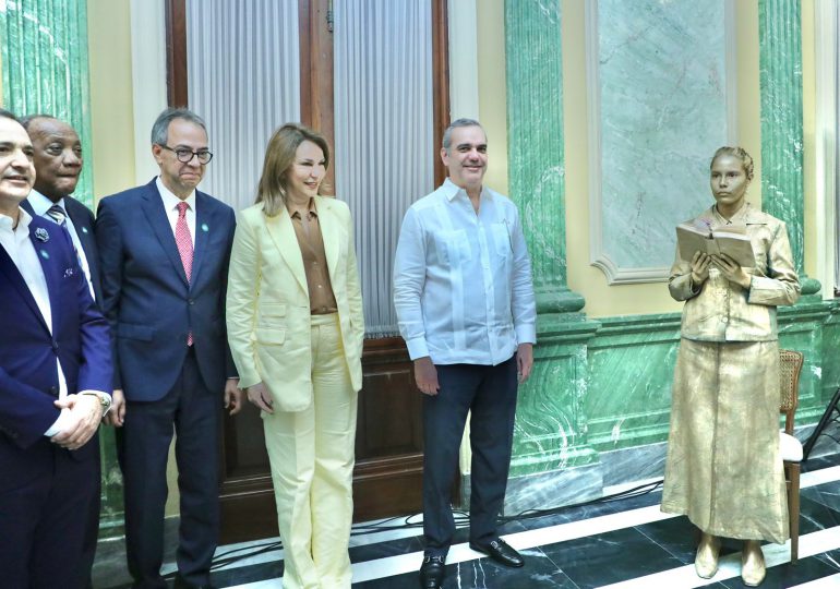 En Día Nacional del Poeta presidente Abinader recibe a poetas dominicanos en Palacio Nacional