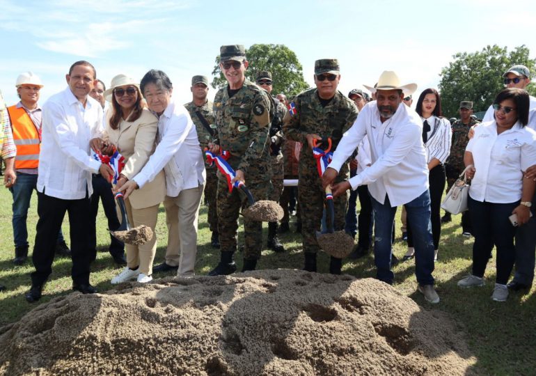 Autoridades dan primer palazo para la construcción de nuevos cuarteles en Dajabón