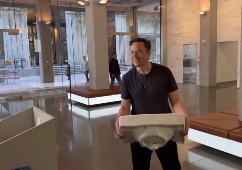 Musk cambia su perfil de Twitter y visita sus oficinas a dos días de que venza el plazo de compra