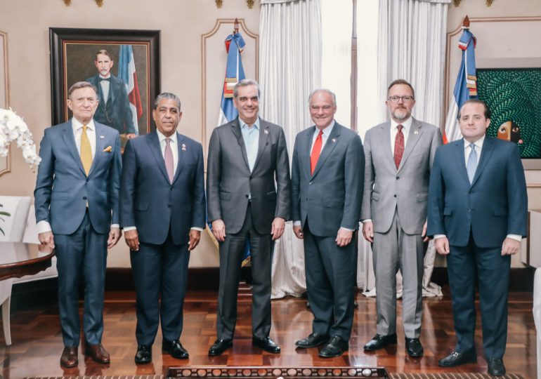 Presidente Luis Abinader recibe visita del senador estadounidense Tim Kaime