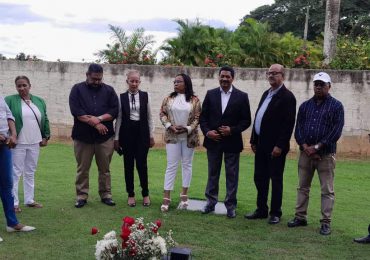 Alexandra Peña visita tumba de Domingo Jiménez y reafirma compromiso de honrar su legado político