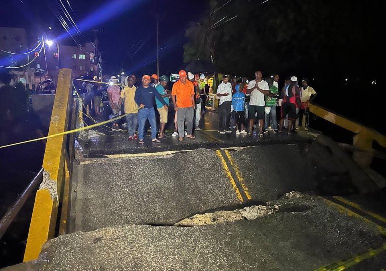 MOPC restablece tránsito motorizado y peatonal por puente sufrió socavón en La Otra Banda, Higüey