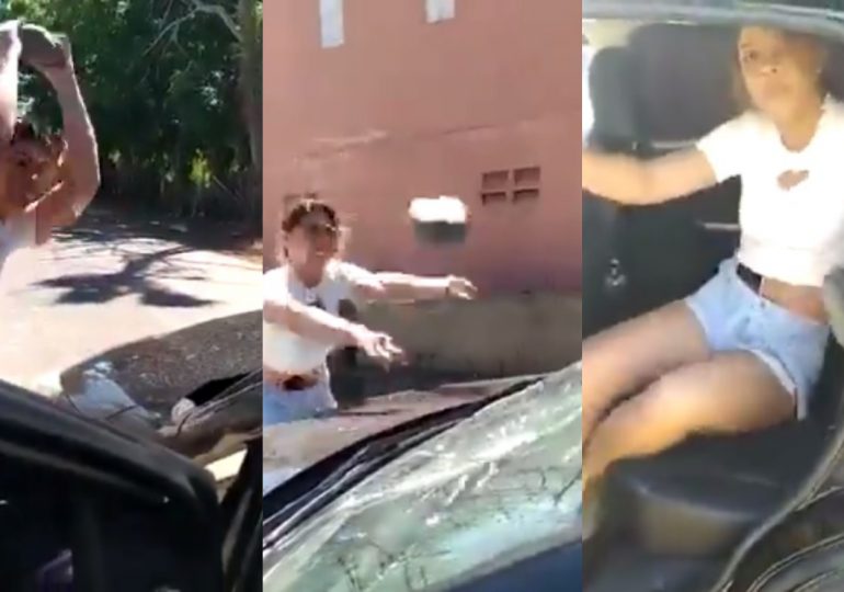 VIDEO | Mujer arremete a pedrada contra vehículo de su pareja