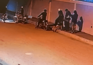 VIDEO| Seis desaprensivos motorizados asaltaron a un hombre en Jacagua, Santiago