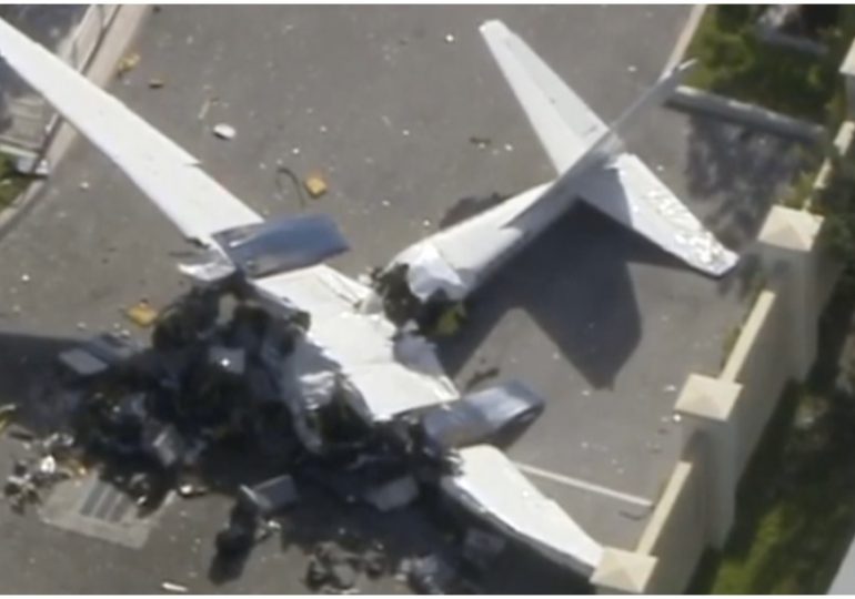 Dos muertos al estrellarse pequeño avión en edificio en EEUU