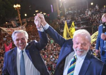 Presidente argentino se reúne con Lula tras su triunfo en elecciones de Brasil