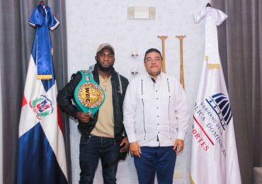 Ministro Camacho recibe a Carlos Adames, campeón mundial de boxeo