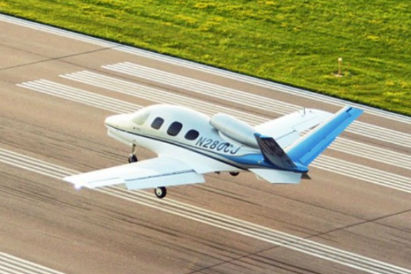 Avioneta se sale de pista y mata a niño que estaba en una playa colombiana