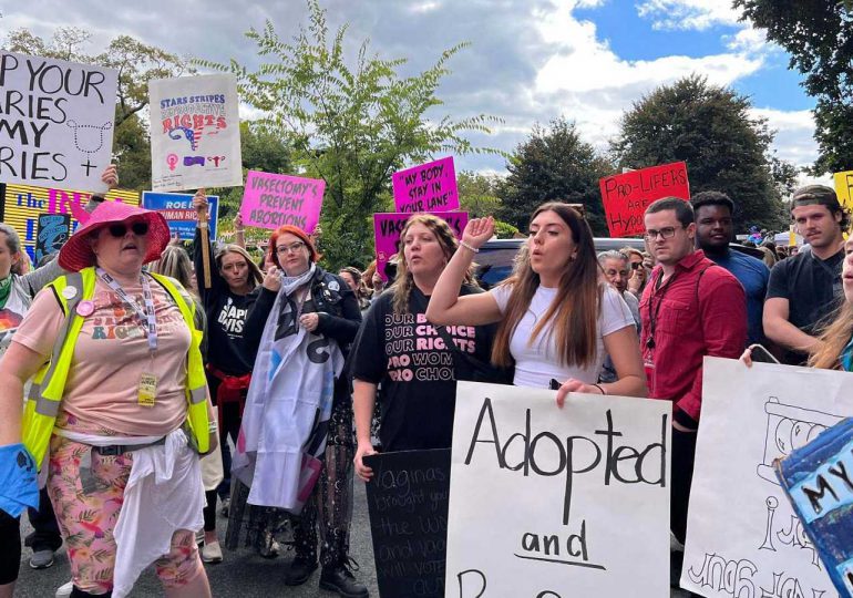 Miles de personas protestan en EEUU por el derecho al aborto antes de elecciones clave