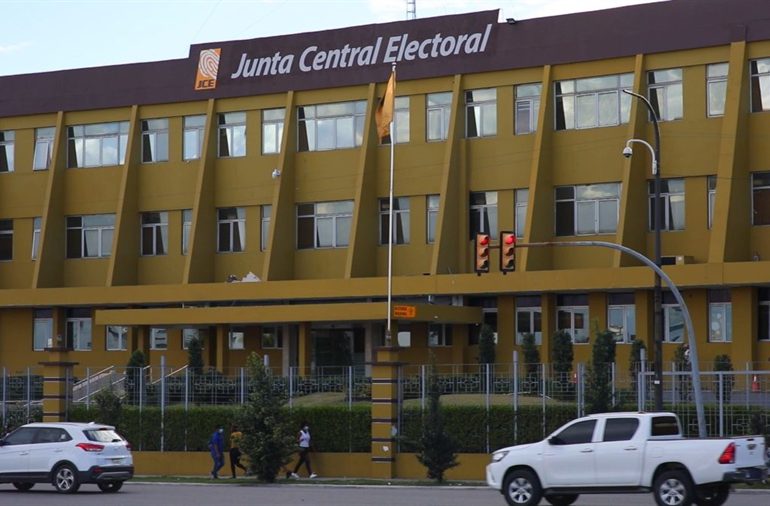 JCE convoca a partidos políticos ante "el desbordamiento del proselitismo electoral"