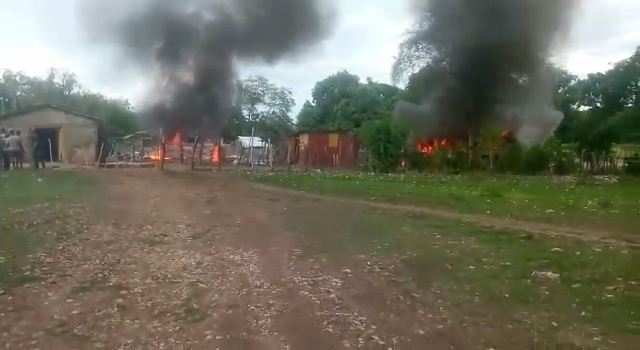 VIDEO | Prenden fuego a casuchas de haitianos en Rancho Manuel, tras asesinato de hacendado