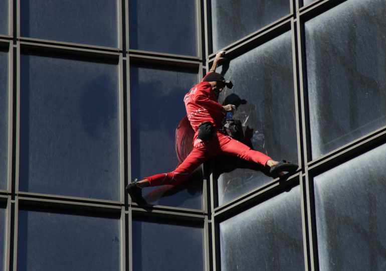 Video|Alain Robert el "Spider-Man" de Francia escaló el rascacielos Montparnasse sin arnés ni cuerdas