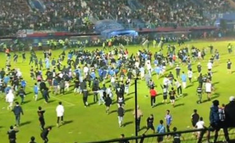 Al menos 129 muertos por violencia en partido de fútbol en Indonesia