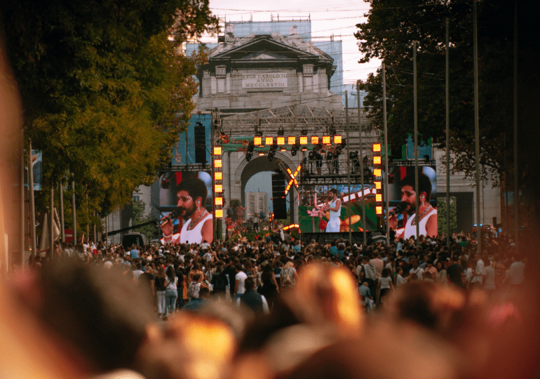 Camilo levantó a más de 80,000 personas desde la Puerta de Alcalá en Madrid