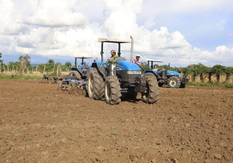 Agricultura inicia preparación de 200 mil tareas de tierra