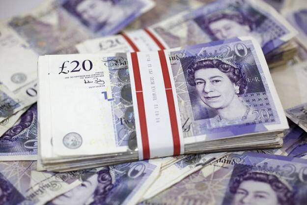 La libra pierde 1% frente al dólar, lastrada por la inquietud sobre la deuda británica