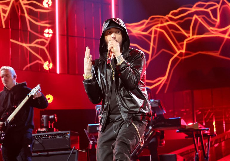 "¡Ahora soy una estrella de rock!": Dolly y Eminem se unen al Salón de la Fama del Rock