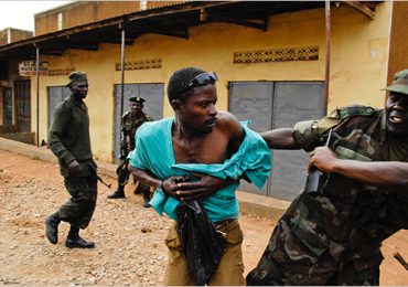 Uganda prohíbe usar el móvil a los guardias de las cárceles para evitar fugas durante Mundial