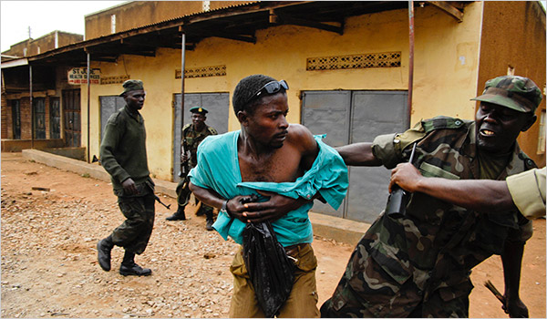 Uganda prohíbe usar el móvil a los guardias de las cárceles para evitar fugas durante Mundial