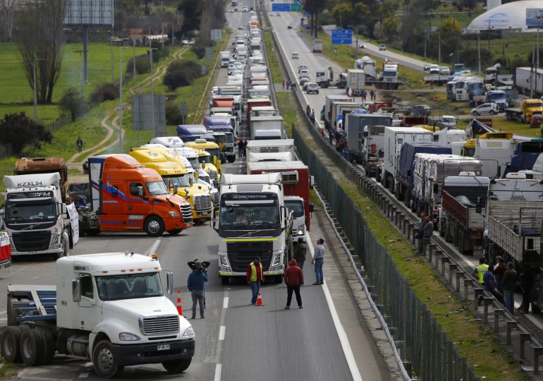 Un paro de camioneros genera problemas de abastecimientos en Chile