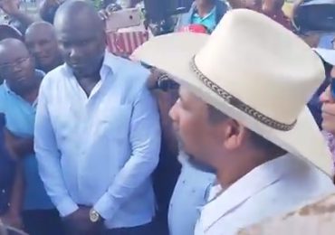 VIDEO | Haitianos exigen disculpa mientras alcalde Santiago Riverón se niega y termina encuentro sin llegar a ningún acuerdo