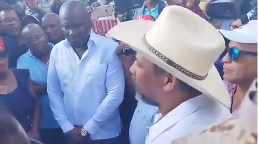 VIDEO | Haitianos exigen disculpa mientras alcalde Santiago Riverón se niega y termina encuentro sin llegar a ningún acuerdo