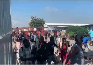 VIDEO | Al menos tres heridos en un enfrentamiento a pedradas por grupo de haitianos por Dajabón
