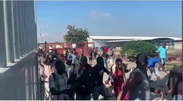 VIDEO | Al menos tres heridos en un enfrentamiento a pedradas por grupo de haitianos por Dajabón