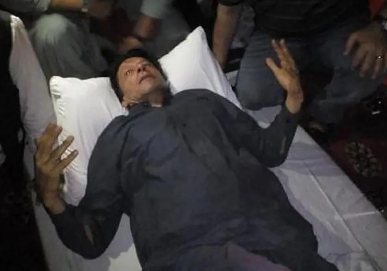 El ex primer ministro paquistaní Imran Khan, estable tras un "intento de asesinato"
