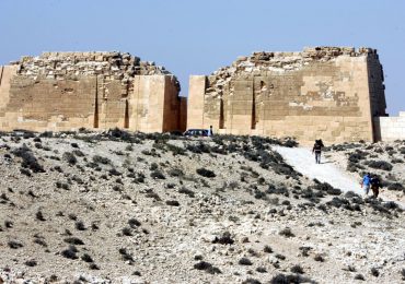 Descubren túnel bajo un templo egipcio que podría conducir a la tumba de Cleopatra, según arqueóloga