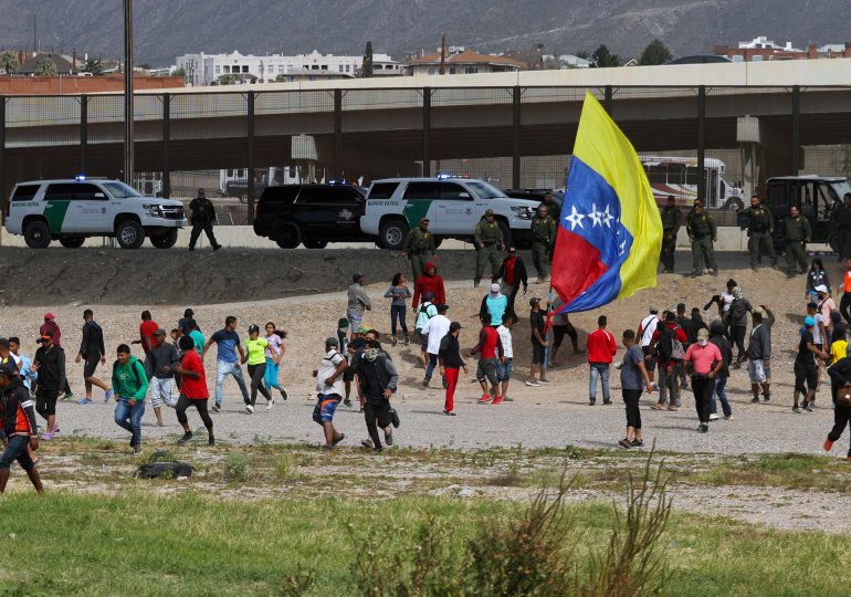 Autoridades de EEUU disparan balas de goma a venezolanos en frontera de México