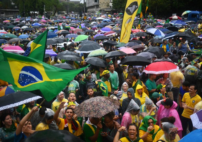 Convencidos de fraude electoral, bolsonaristas acampan ante cuarteles en Brasil